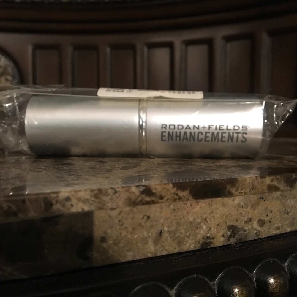 Rodan + Fields ENHANCEMENTS Mineral Peptides Brush